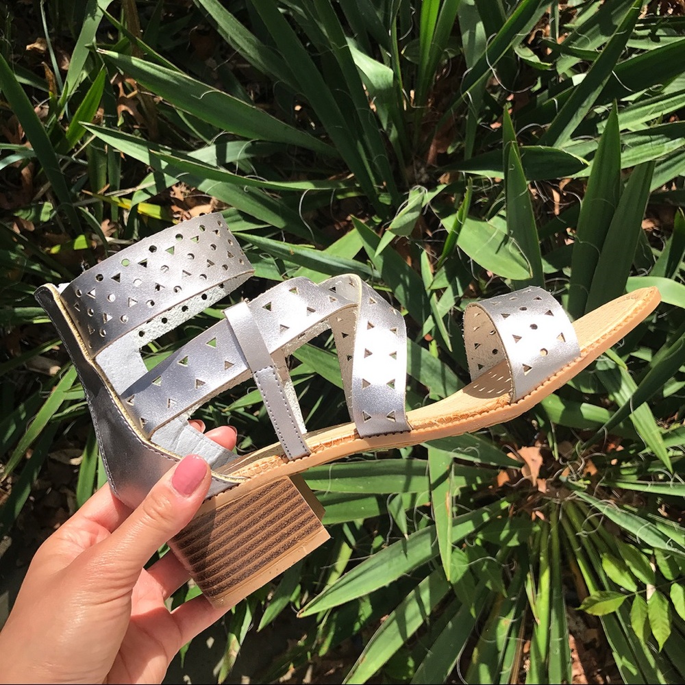 LAST ONE‼️S/5.5 - Silver Cut-out Sandals! 💿 - Picture 4 of 8